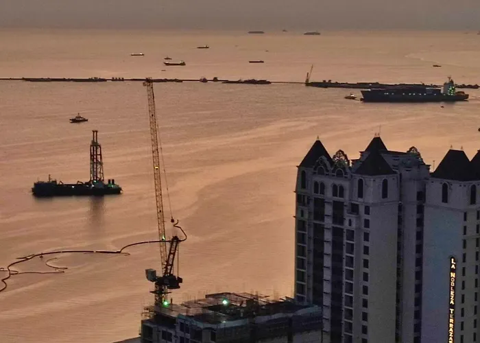 Robinsons Place Manila: Affordable Balcony Staycation With Bay Views Hotel *